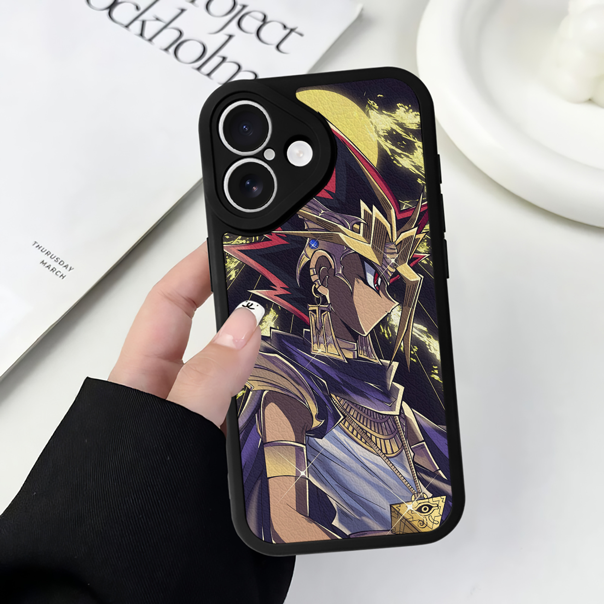 （画像用） 遊☆戯☆王 Yu-Gi-Oh! 【iPhone 16シリーズ対応】シリコンスマホケース（レザー調） 材質：シリコン